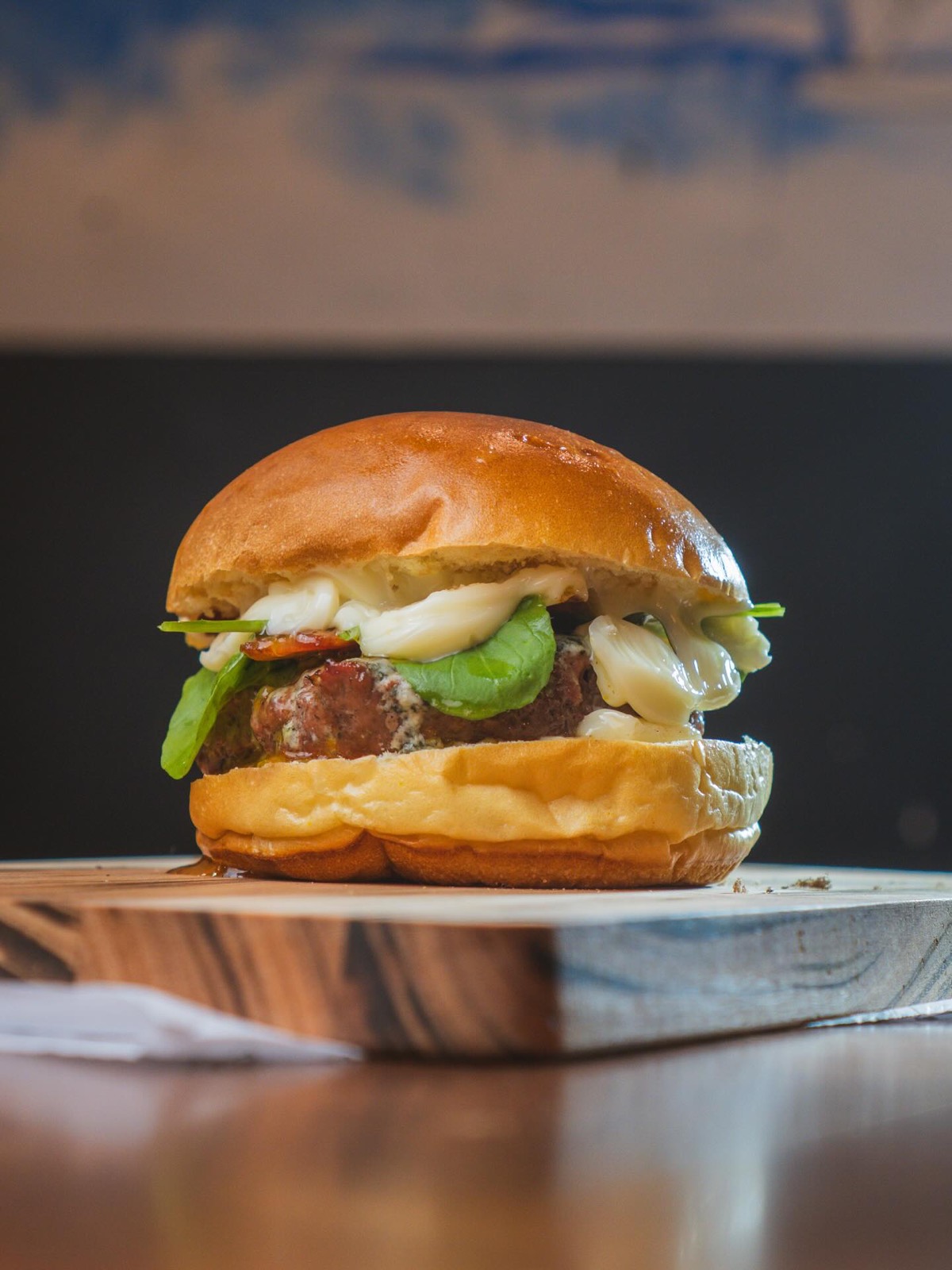 Burger San Francisco sobre tábua de madeira