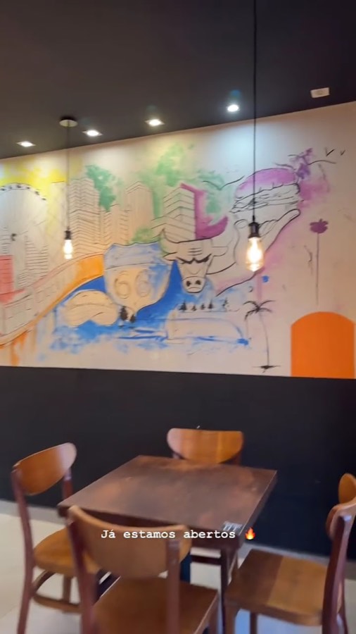 Salão do Chicago Burger com parede grafitada