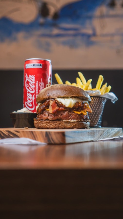 Burger com batata e Coca-Cola