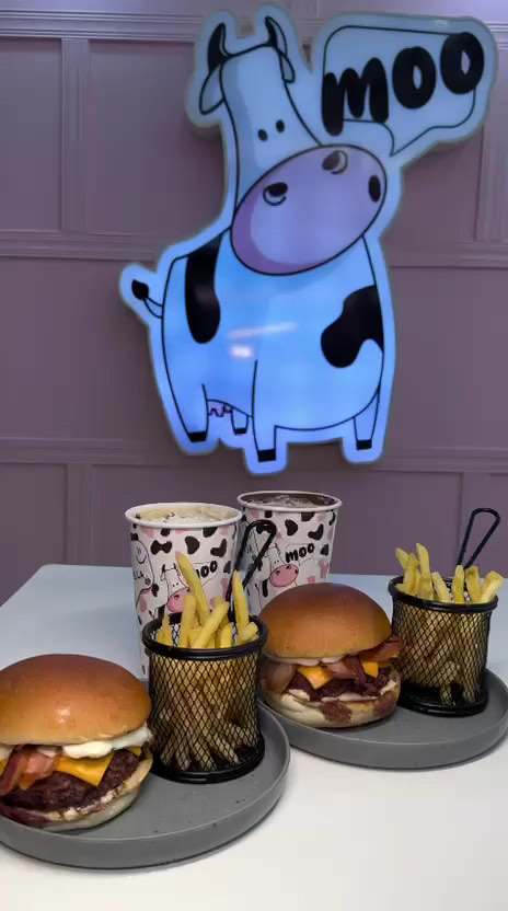Burgers e milk shake no salão