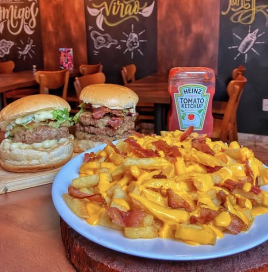 Burgers e porção de batata com ketchup