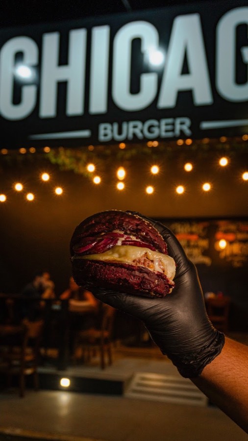 Burger com letreiro Chicago ao fundo